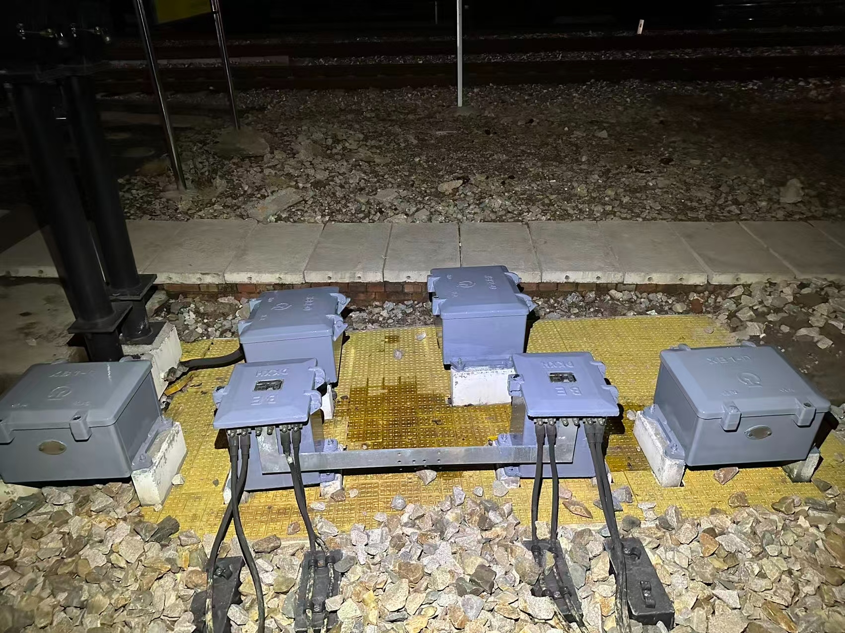 鐵路信號設(shè)備外層防護涂料應(yīng)用指南：從選型到落地的全維度解決方案